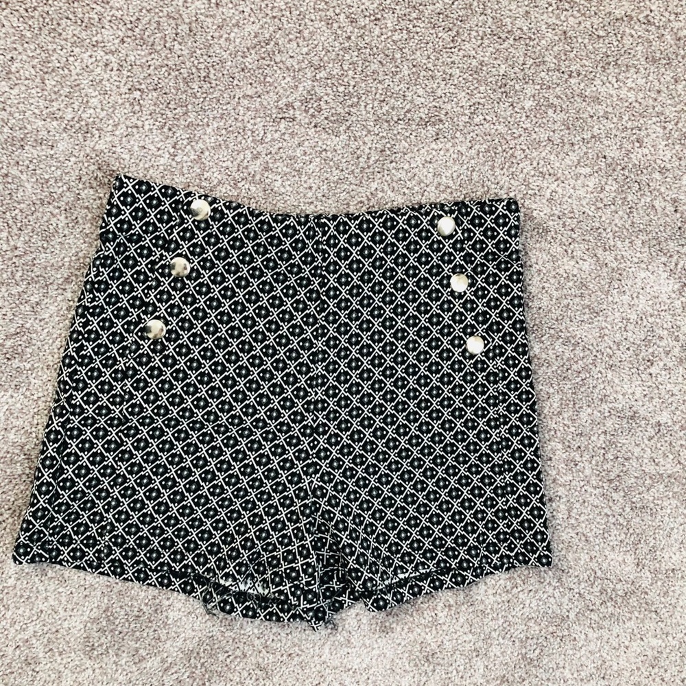 Women's short shorts size S black and white